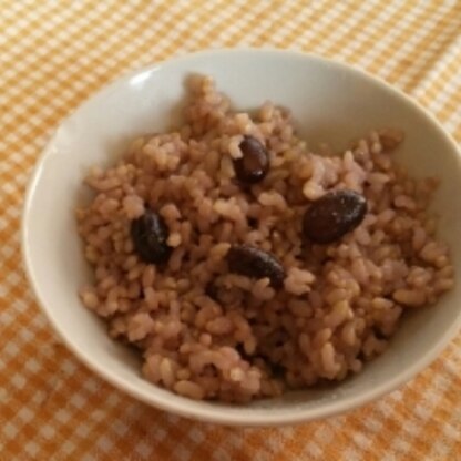 こんにちは♪
我が家は玄米食なので、玄米で炊きました♪黒豆の消費にもいいですね(^_^)とっても美味しかったです♪ごちそうさまでした♥
